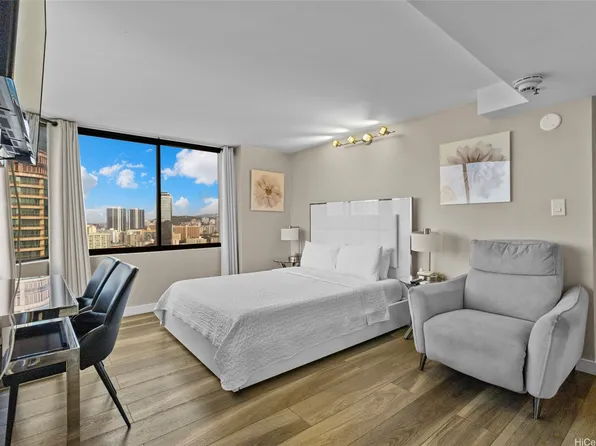 444 Niu St APT 2702, Honolulu, HI 96815
