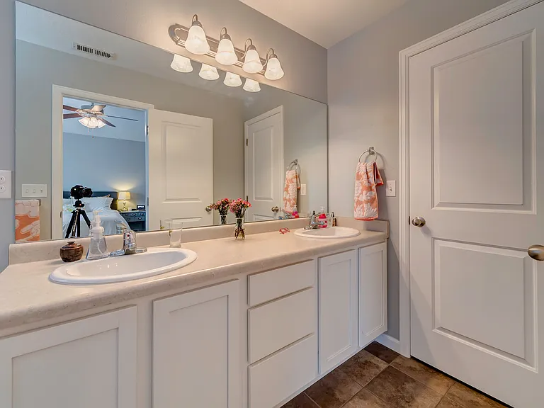 4253 N Cresthaven Ln — Photo 9
