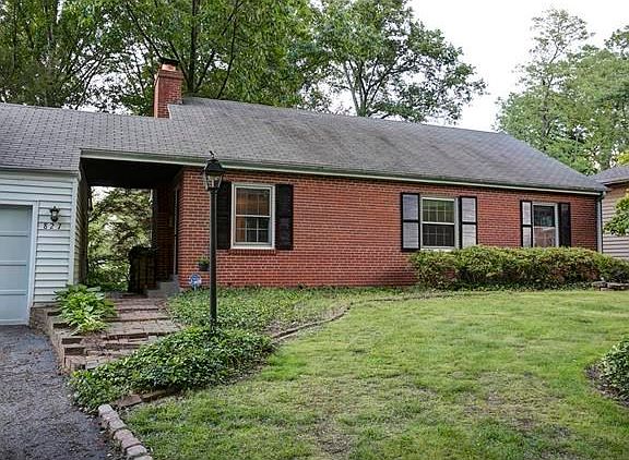 2nd image of 827 Warwick Ln