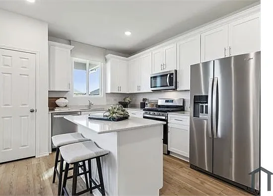 6 bed, 2720 sqft, $3,800 — Photo 4