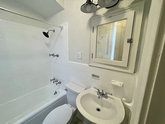 5th image of 3526 Fort Ave #2