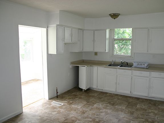 5th image of 327 N Broadway St