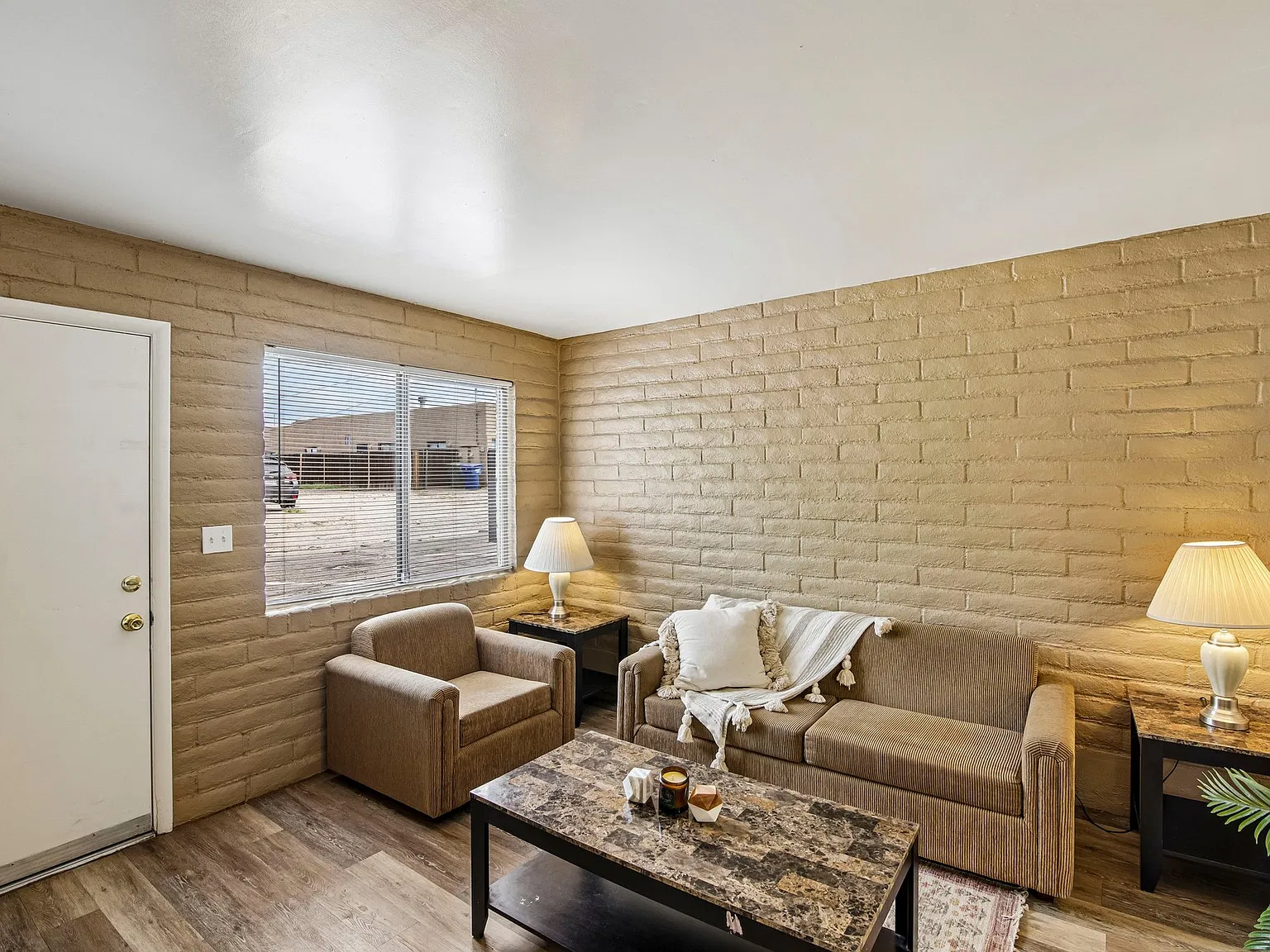 University Lee Apartments — Photo 2