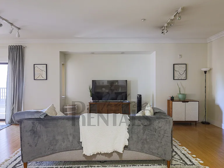 574 48th St #202 — Photo 3