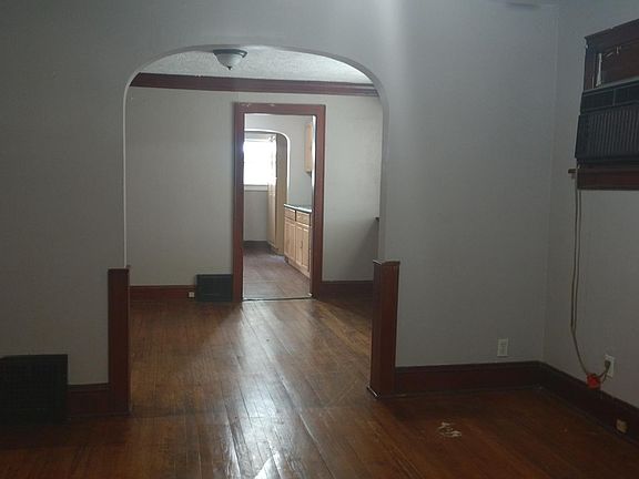 5th image of 819 Merton Ave