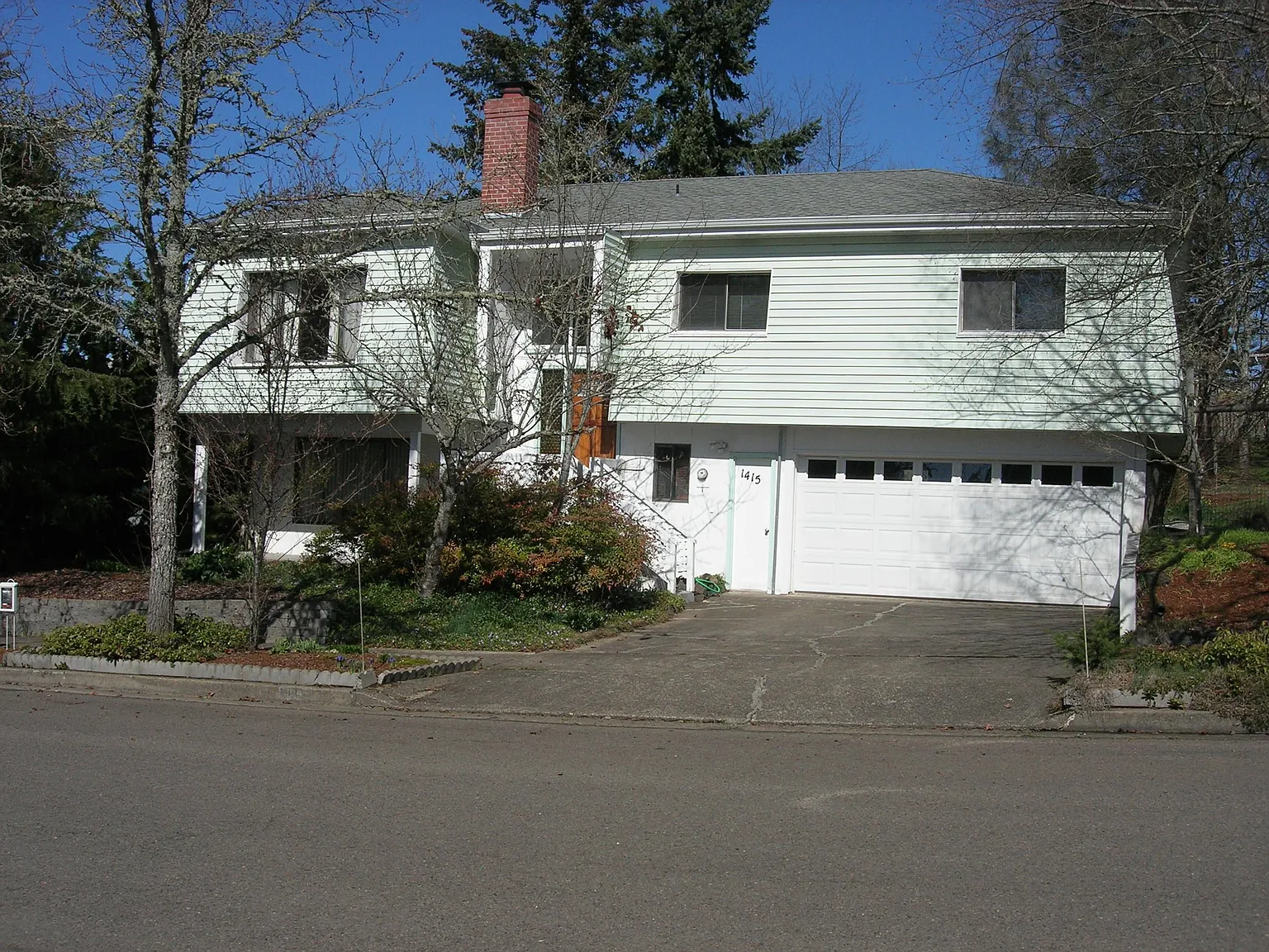 1415 Hionda Ave photo 1