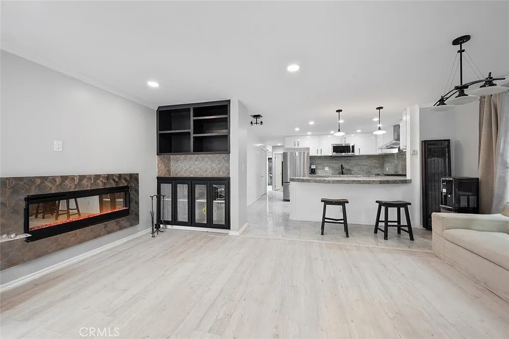 2 bed, 2450 sqft, $10,888 — Photo 4