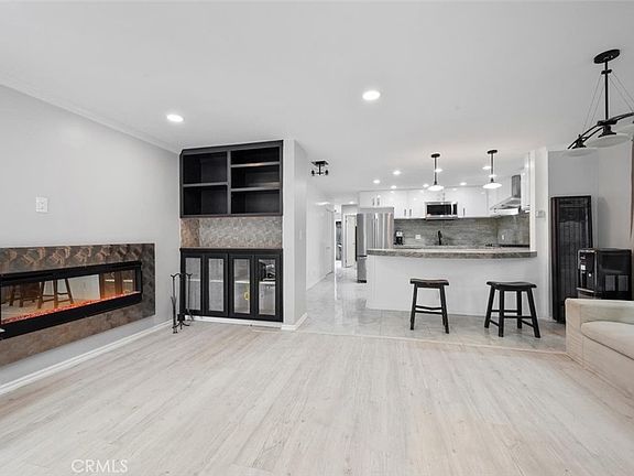 4th image of 905 Dickson St #1