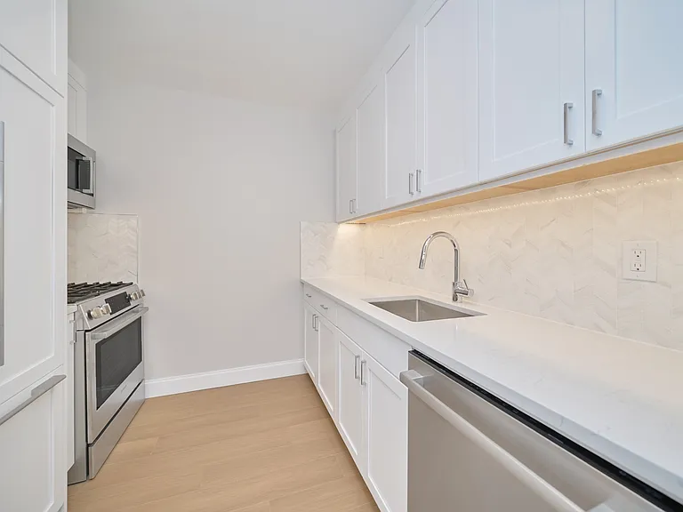 160 Riverside Blvd #7T — Photo 7