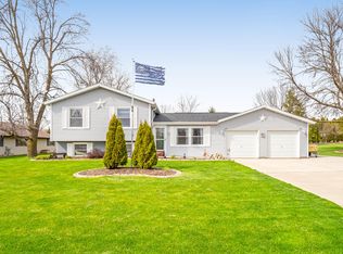 718 Goldfinch Ln, Howards Grove, WI 53083