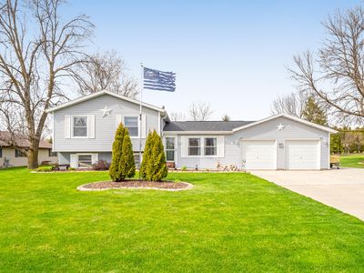 718 Goldfinch Ln, Howards Grove, WI, 53083