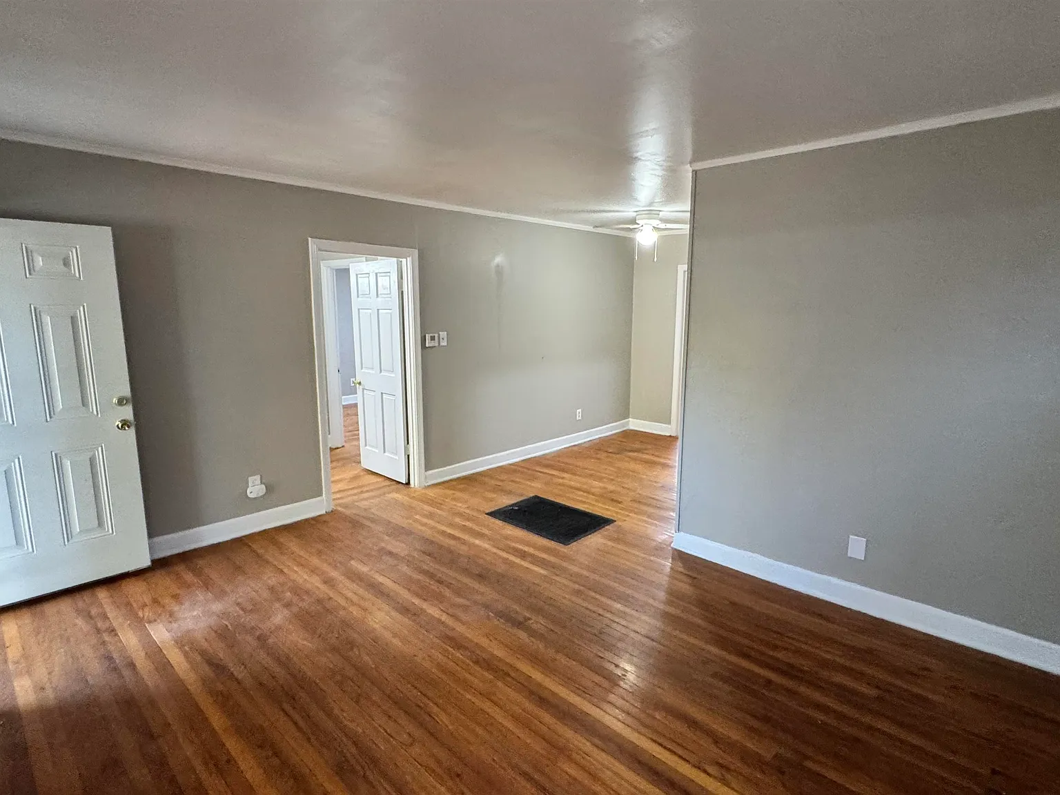 3 bed, 1.0 bath, 974 sqft, $1,095 — Photo 3