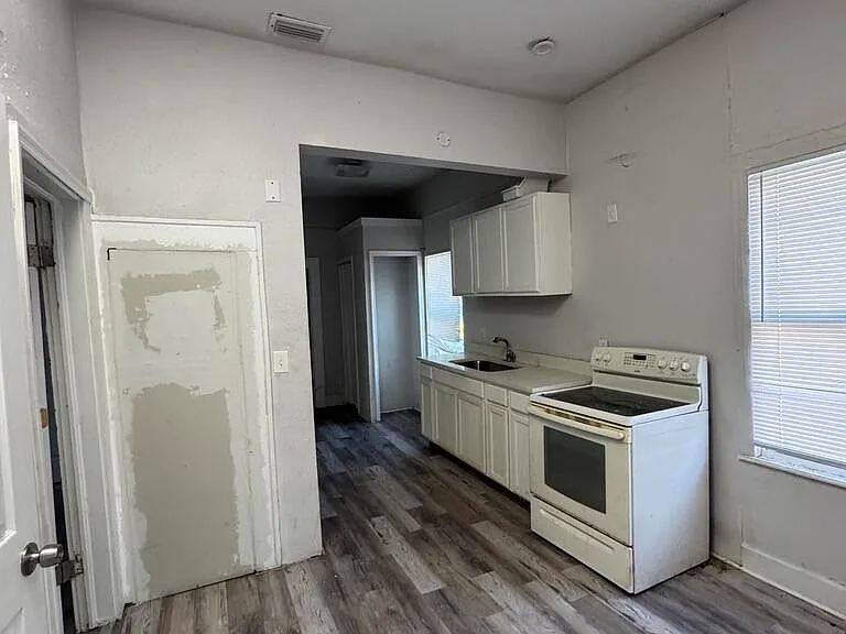1050 W 8th St — Photo 7