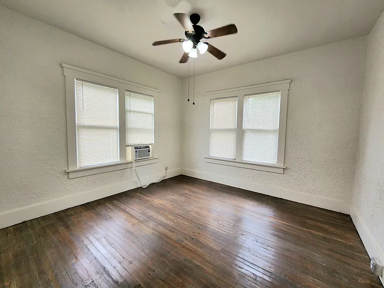 1946 NW 15th Streetmain House — Photo 18