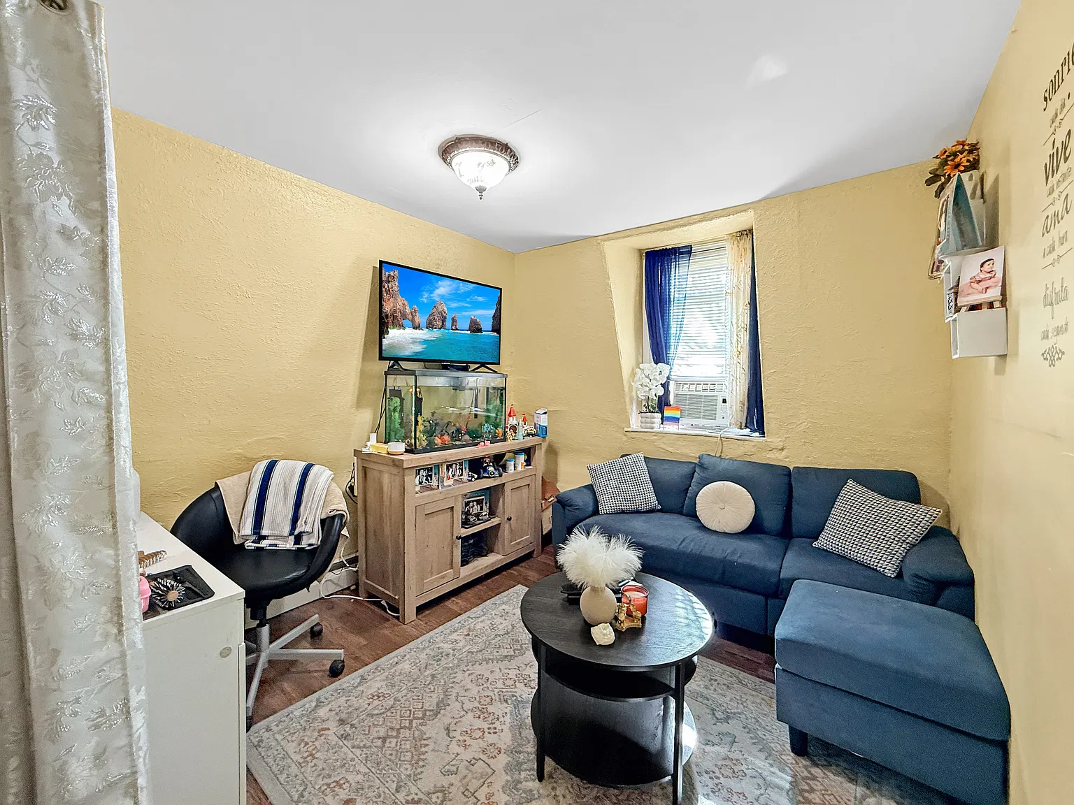 2 bed, 750 sqft, $2,300 — Photo 3