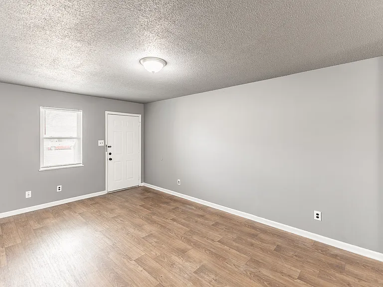 Greenbrier Apartments — Photo 4