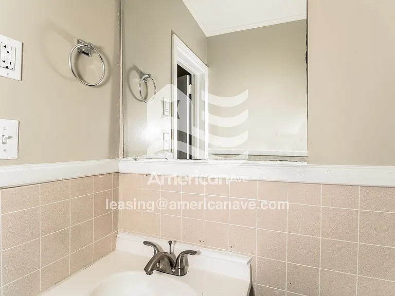 9228_012_wm_-_main_bathroom_13589531.jpg