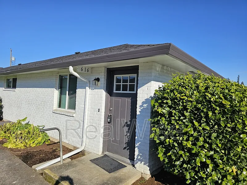 2 bed, 1.0 bath, 825 sqft, $1,295 — Photo 2