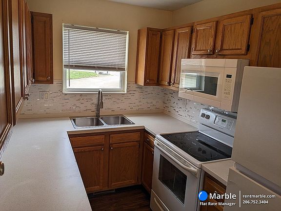 2nd image of 150 E Willow Ct