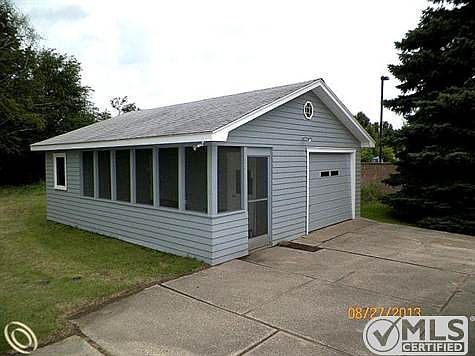 Oversized 1 1/2 Car Garage