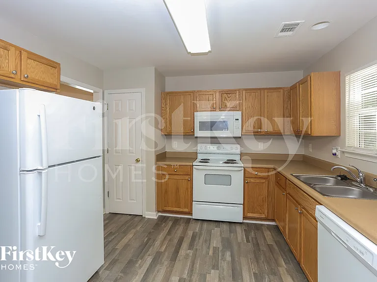 8605 Royal Bluff Dr — Photo 8