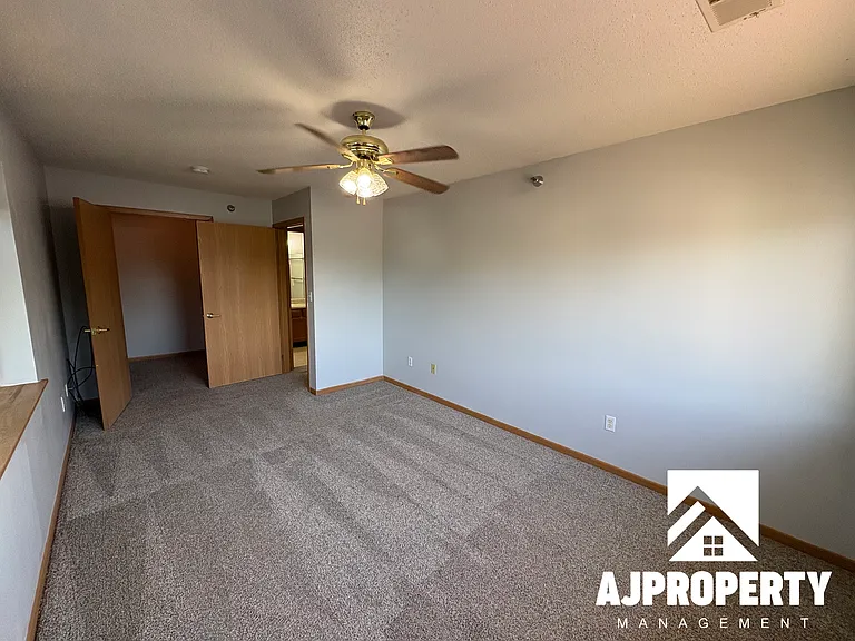 1000 S Summit Ave #7 — Photo 8