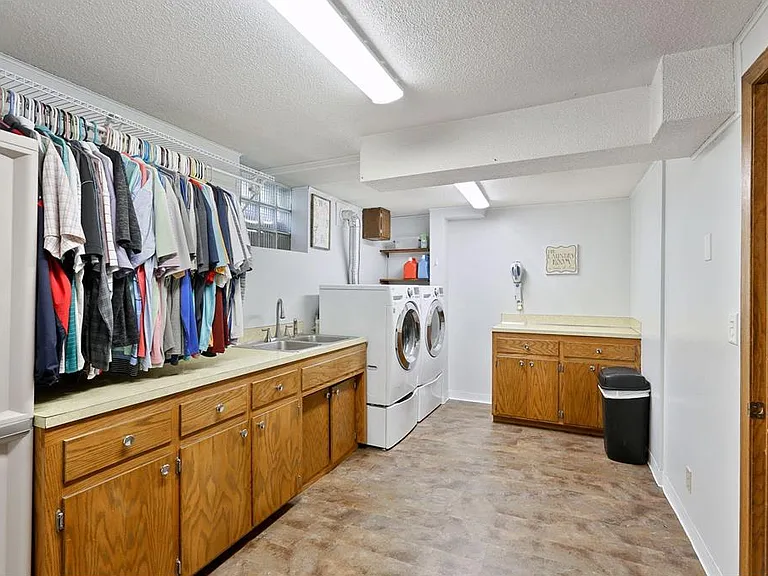 251 Stanley St E — Photo 13