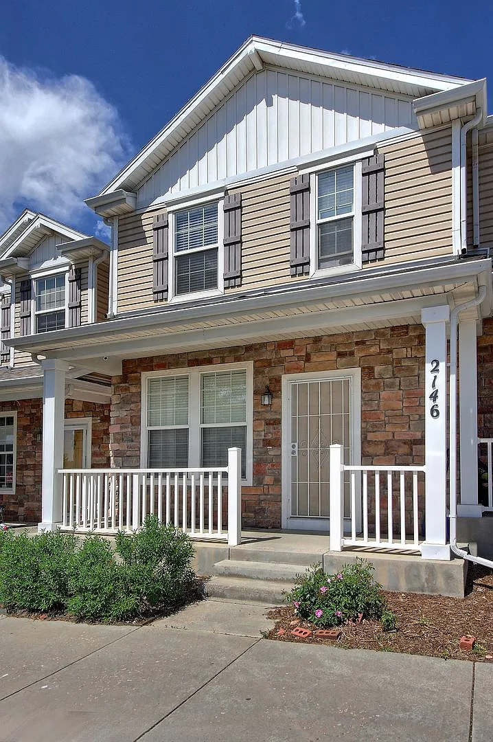 Beautiful 2 Bedroom Townhome with Mountain Views in The Bluffs at Springs Creek! — Photo 2