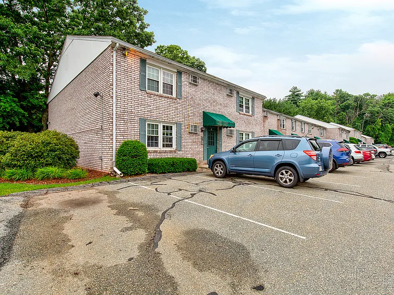 Colonial Village Apartments — Photo 4
