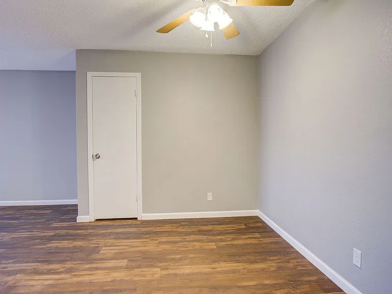 Wornall Place Apartments — Photo 7