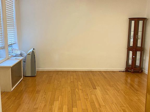 5th image of 2925 Matthews Ave APT 6H