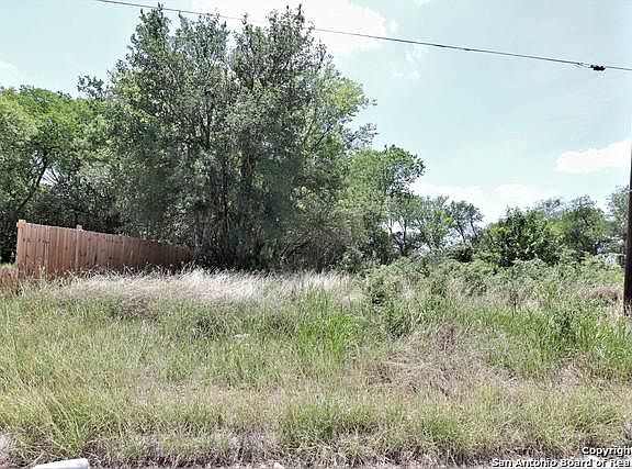 3rd image of 910 Yucca St