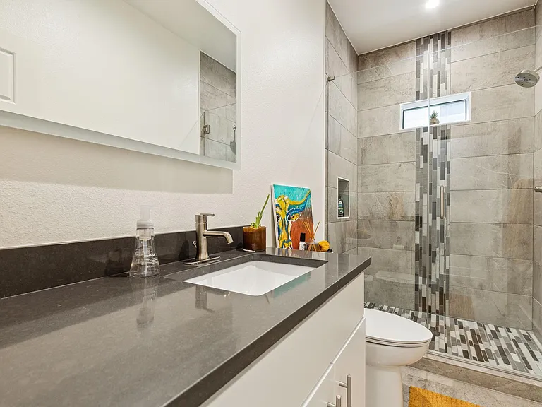 422 W 9th St #106 — Photo 14