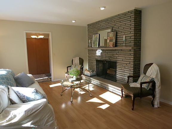 4th image of 111 Maplewood Dr
