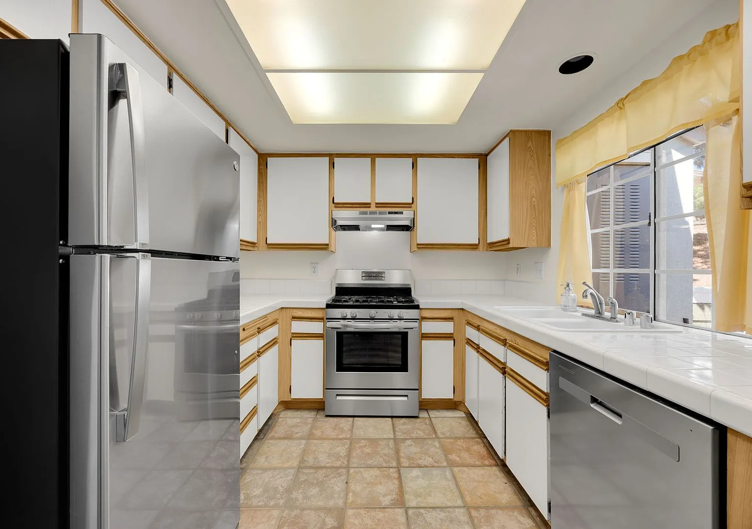 Spacious upper-level 2-bedroom, 2-bath condo featuring a private balcony/patio & upper loft — Photo 4