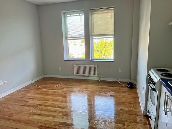 2nd image of 215 E Broadway #3FF