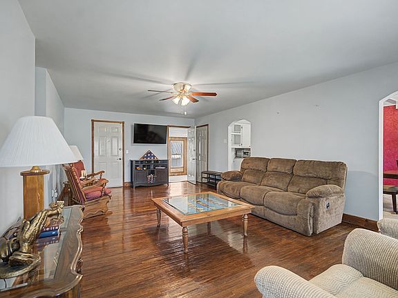 2nd image of 806 Dahlia Dr
