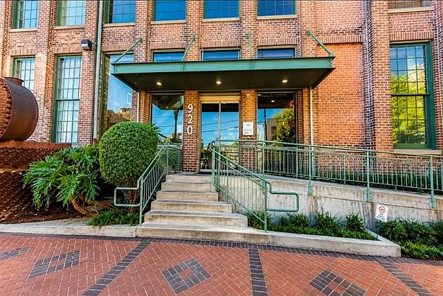 2 bed, 1.0 bath, 986 sqft, $2,000 — Photo 1