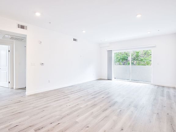 2nd image of 14748 Victory Blvd #403