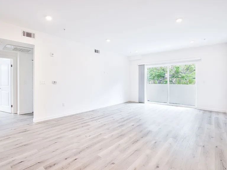 14748 Victory Blvd — Photo 10