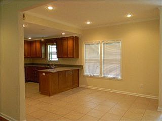 5th image of 405 E Stanfill St