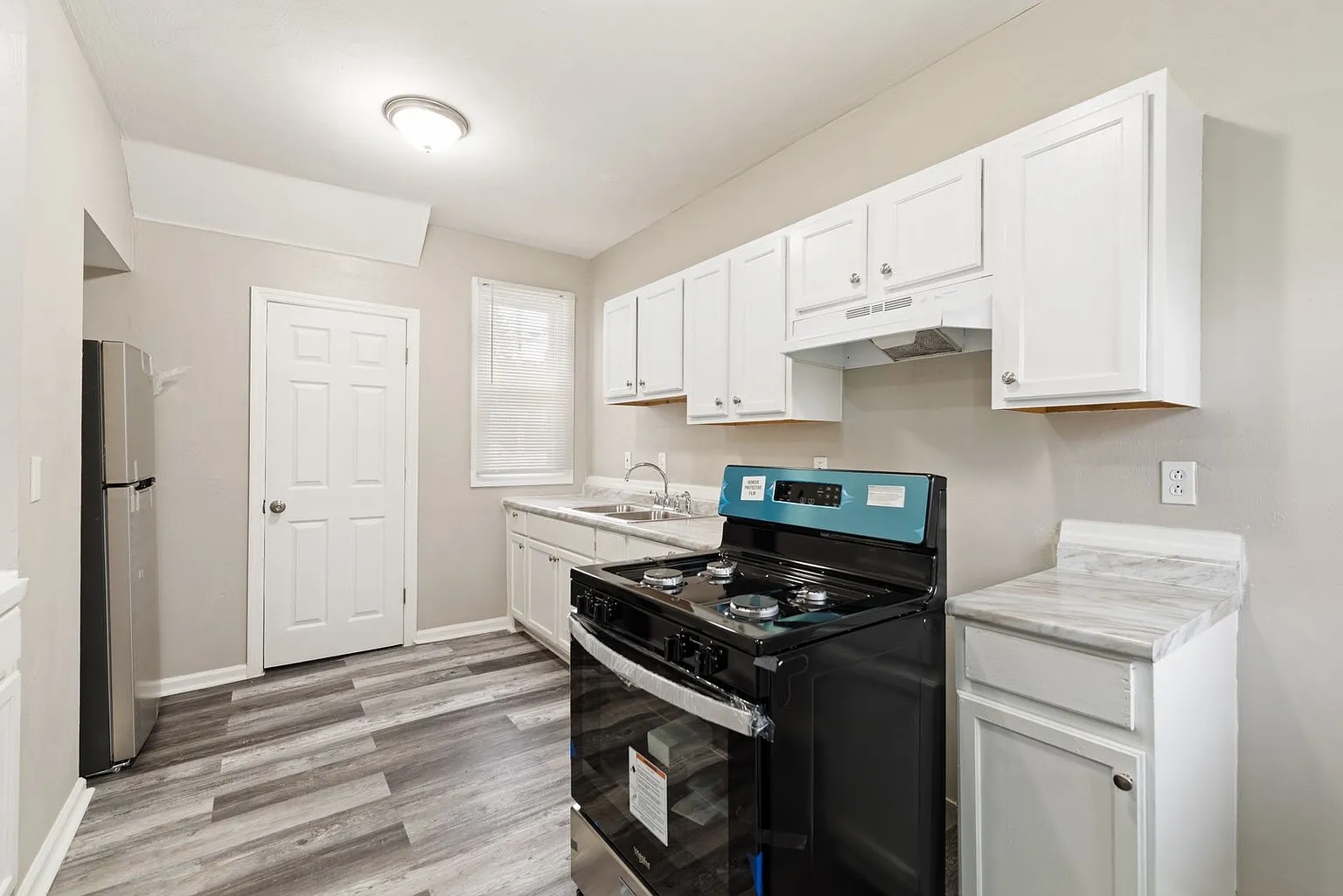 537 Park Ave photo 1