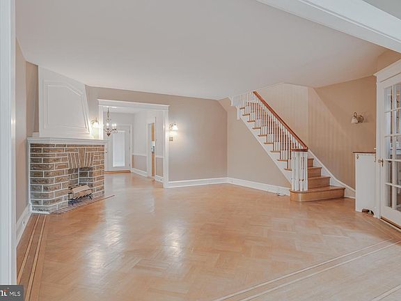 5th image of 3039 Fanshawe St