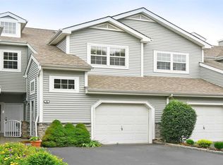 166 Carriage Ln, Plainview, NY
