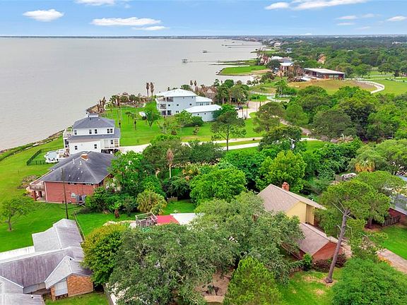 3rd image of 613 Bay Club Dr