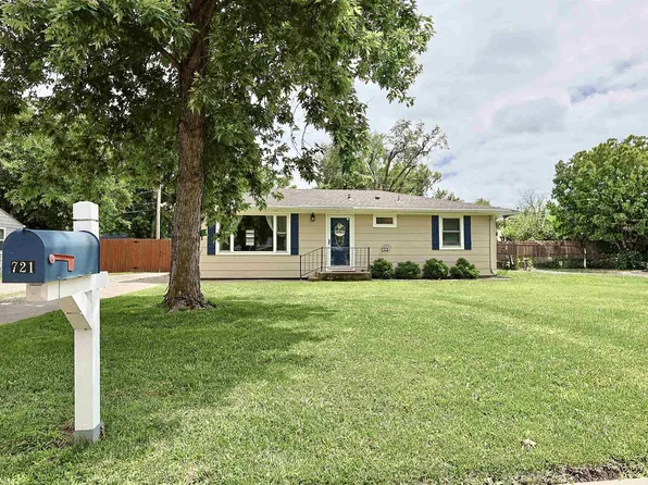 721 Tuttle St, Manhattan, KS 66502