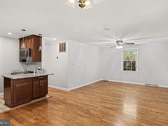 4th image of 1602 Erskine St