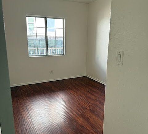 3rd image of 934 W 84th St APT 9