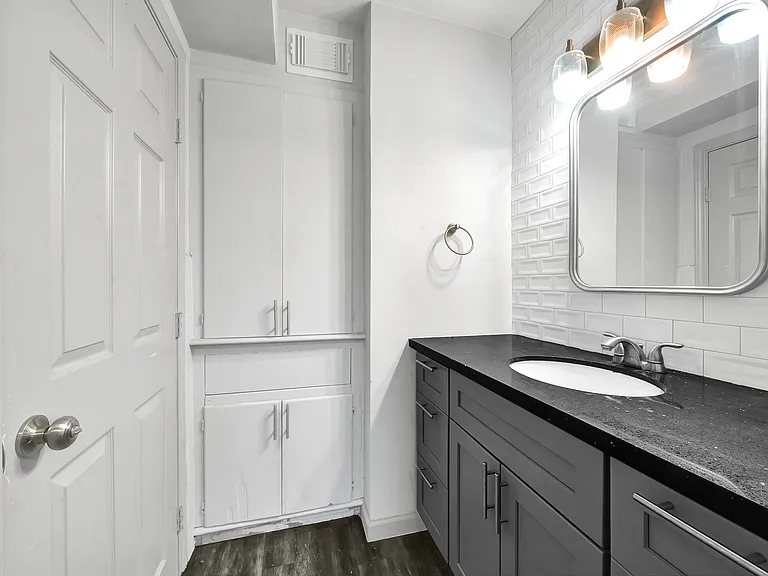 Carrolton Apartments — Photo 8