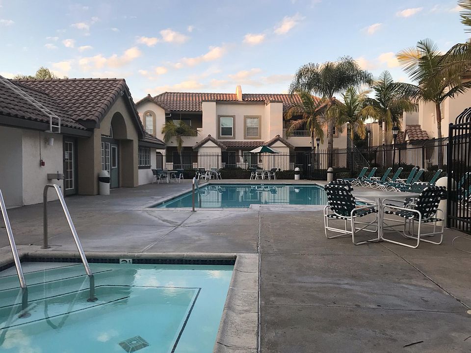 Community Swimming Pool and Jacuzzi. Mira Mesa's 4th of July fireworks viewable from here!